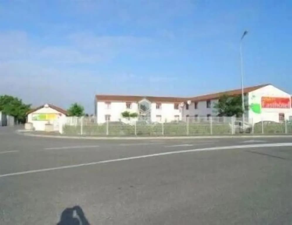 Fasthotel Tarbes - Photo 1