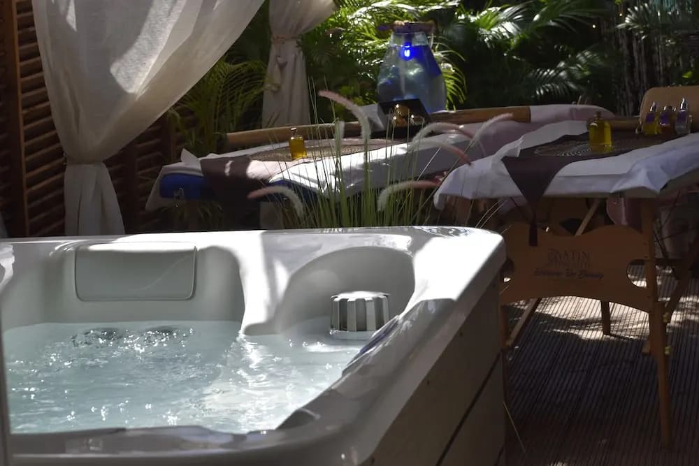 Aqua Zen Spa Lodge Tiki Hut - Photo 4