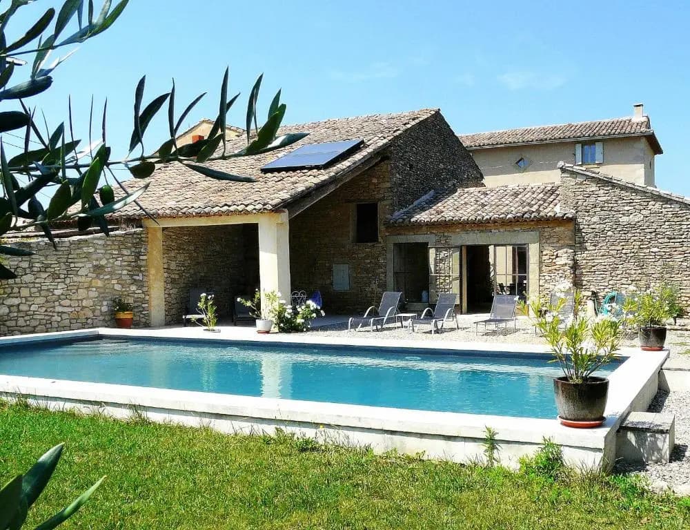 Demeure de charme du 18ème siècle à Gordes avec une magnifique vue sur le Luberon depuis sa piscine et pool-house, 12 pers...