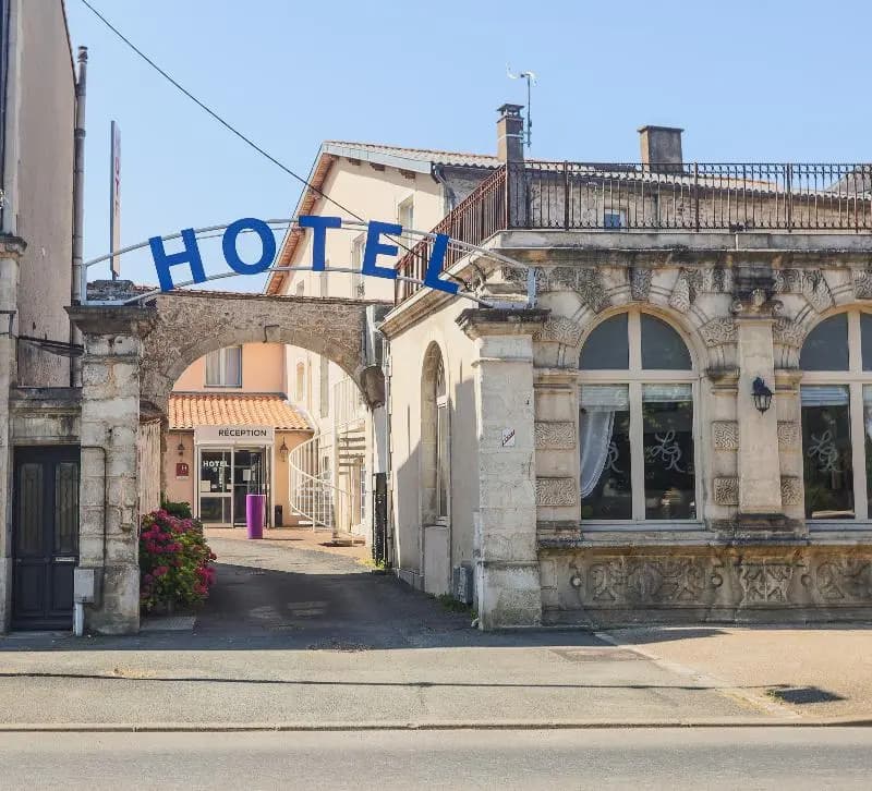 Hôtel Le Cheval Blanc - Photo 1