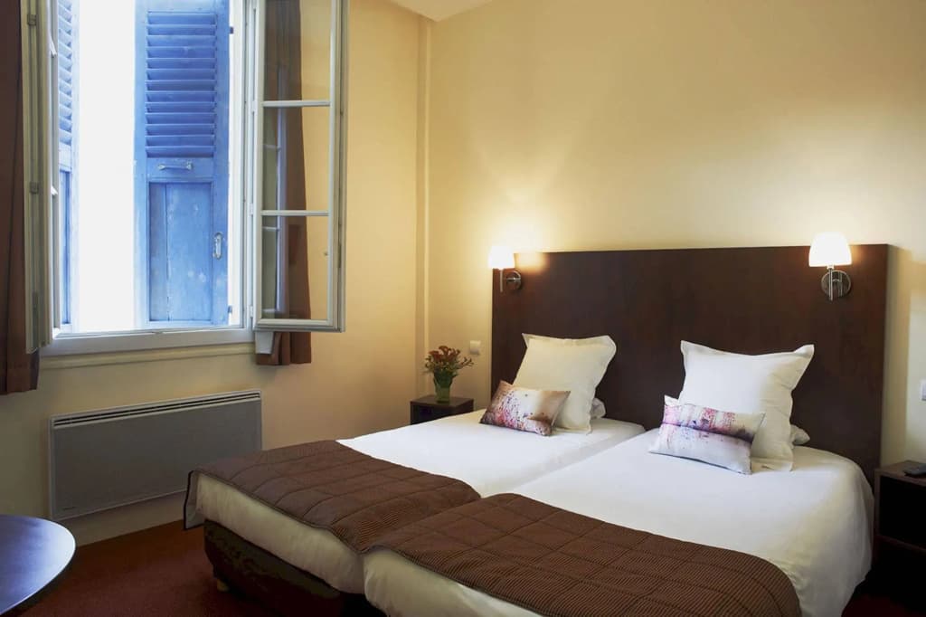 Savoy Hotel - Photo 2