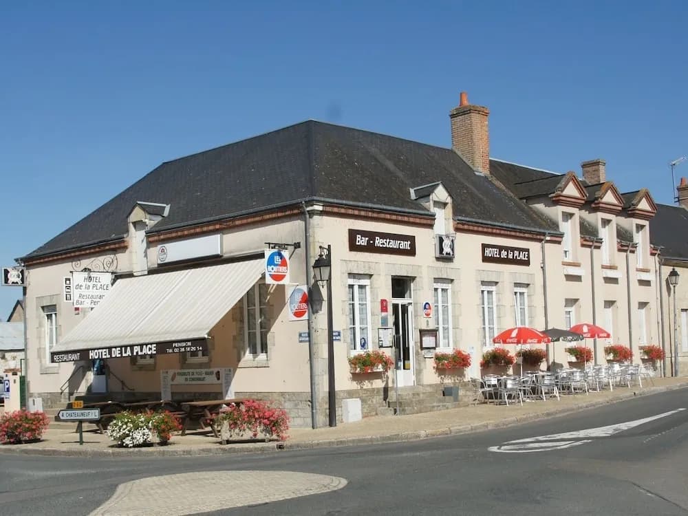 Hôtel de la place - Photo 1