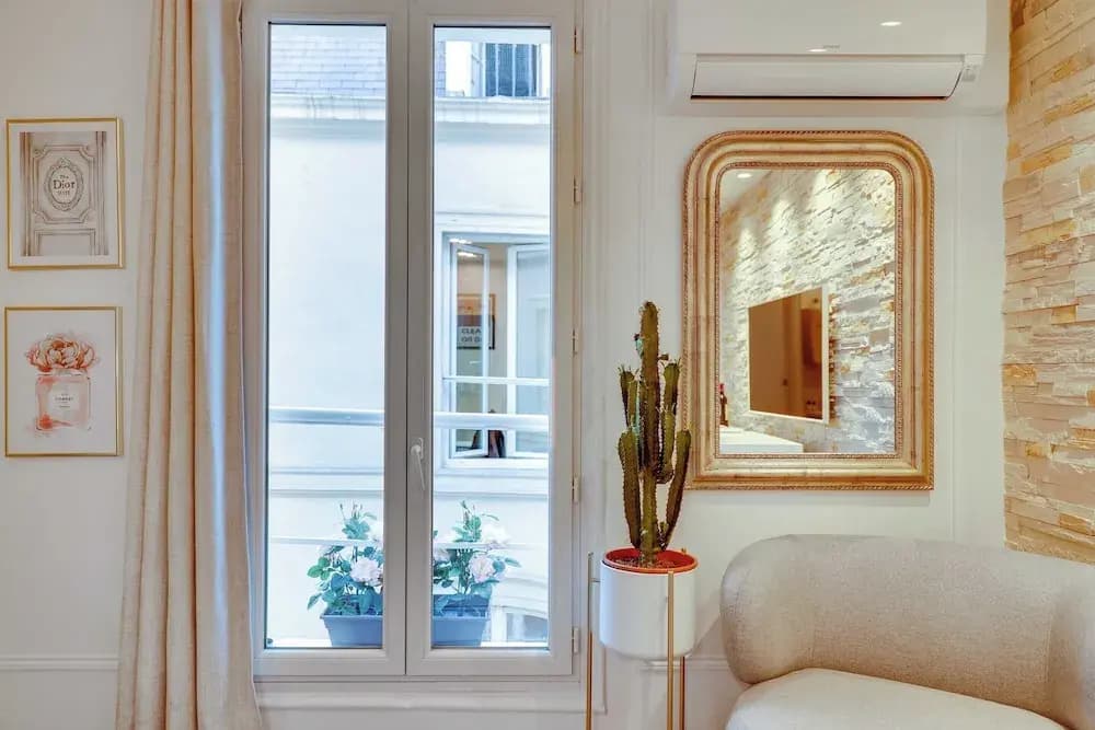 Amazing Historical Parisien Studio Next TO Louvre Area ! - 2 - Miniature 7