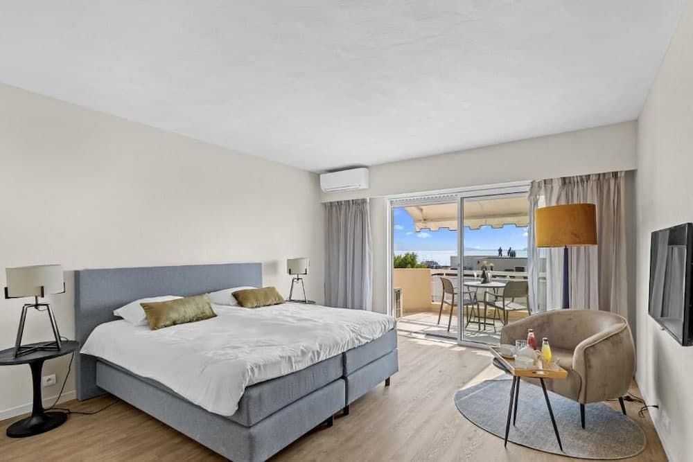 Riviera Beach Hotel - Photo 4