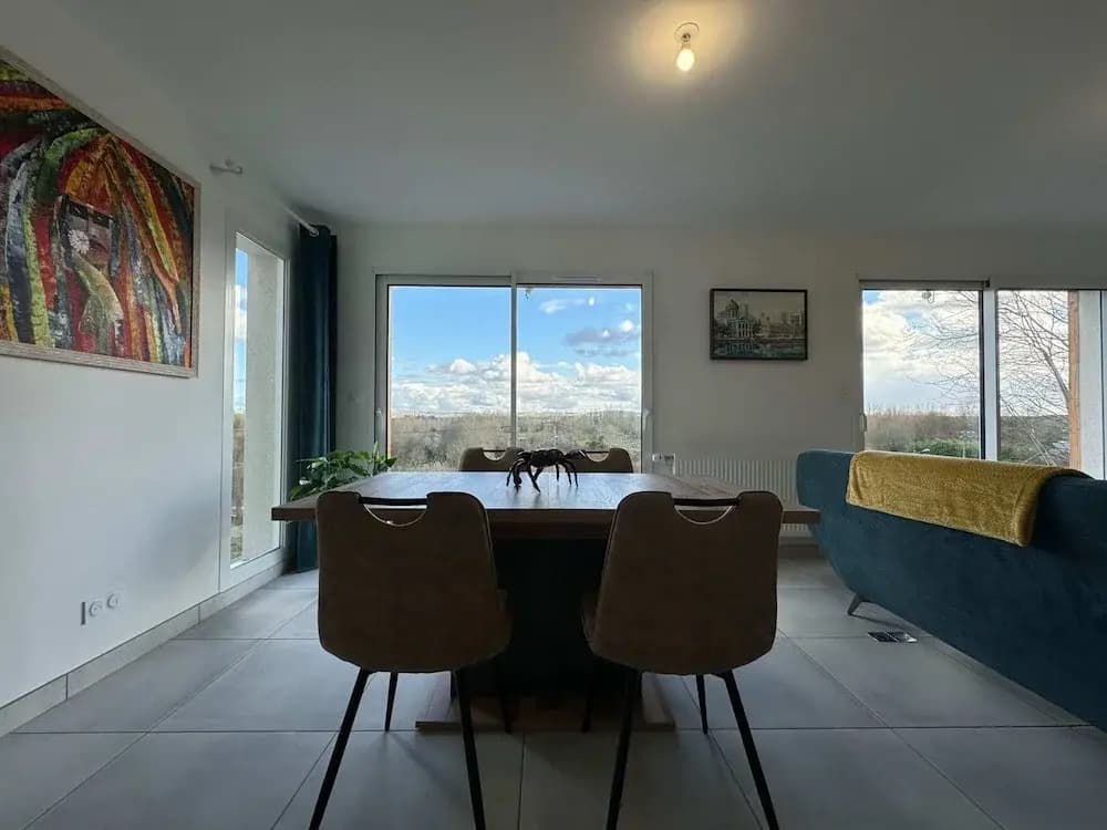 Hillside Retreat With Scenic Views - Miniature 7