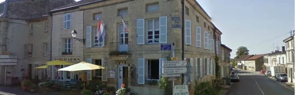 Hôtel Restaurant du Saumon - Photo 1