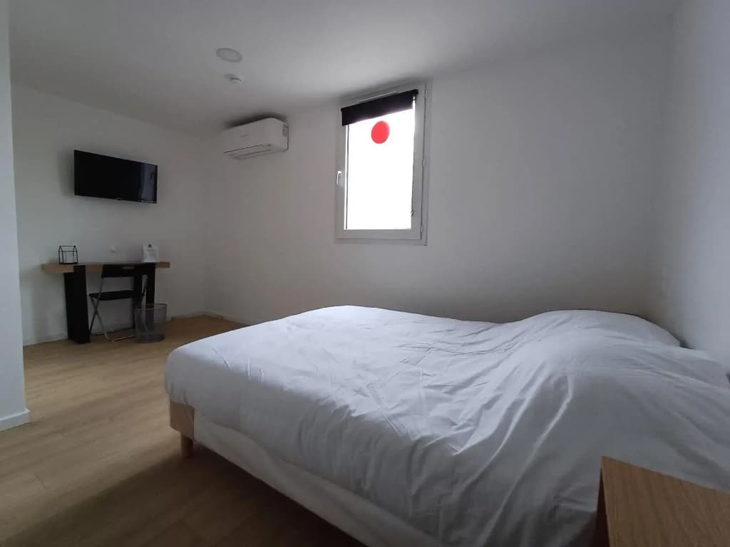 Crystal Hotel - Photo 2