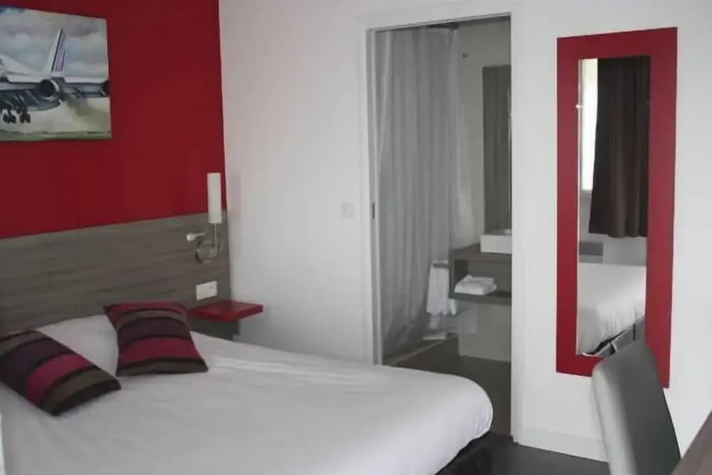 Airport Hotel - Photo 2