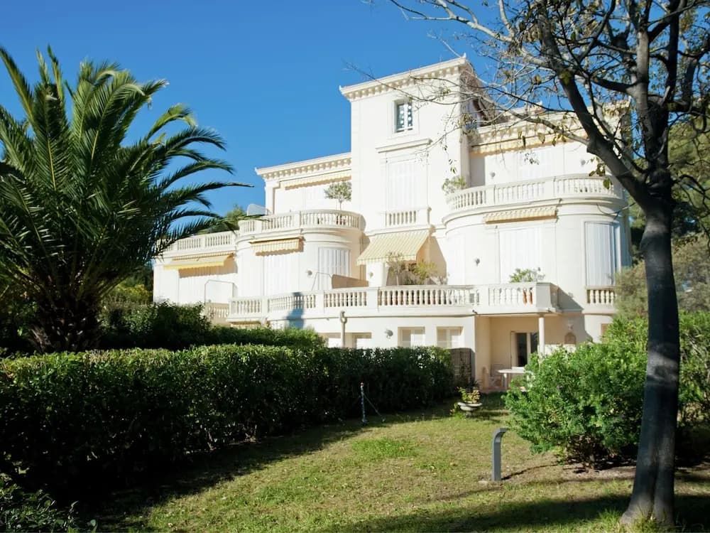 Villa on Cote D'azur With Beachfront Views - Photo 1