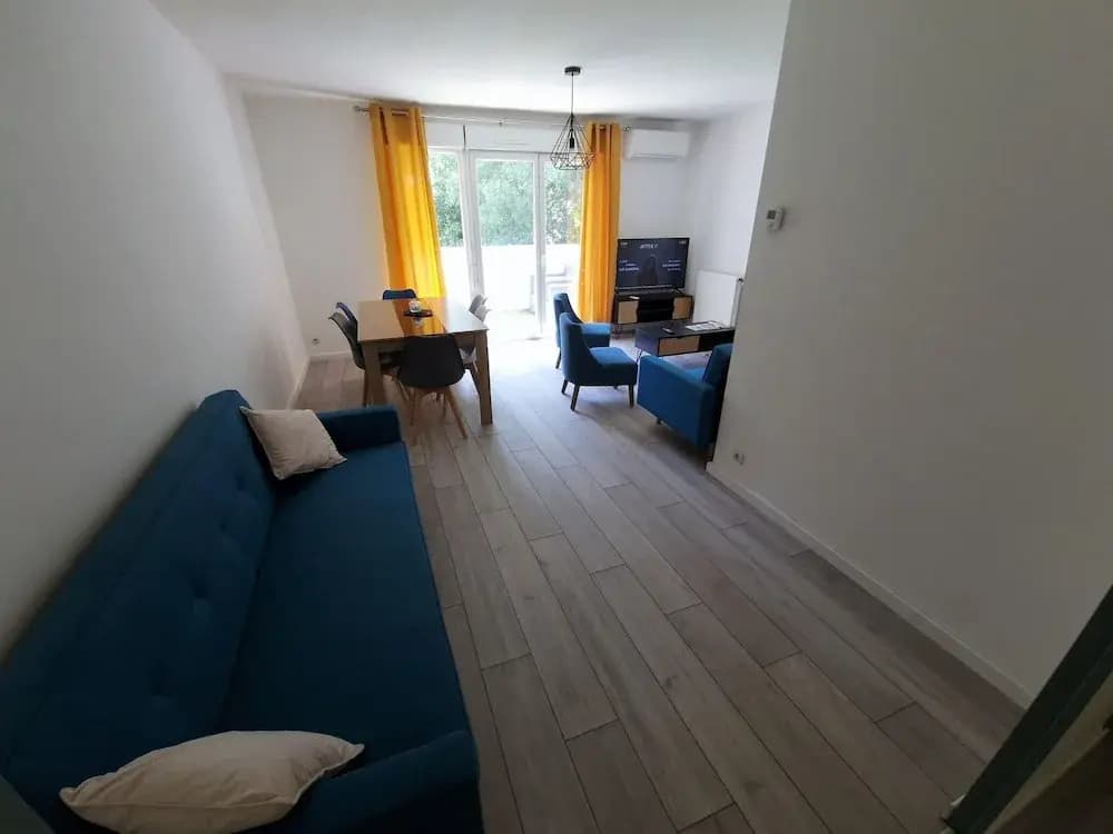 Beautiful Holiday Apartment in Uzes With Balcony - Miniature 6
