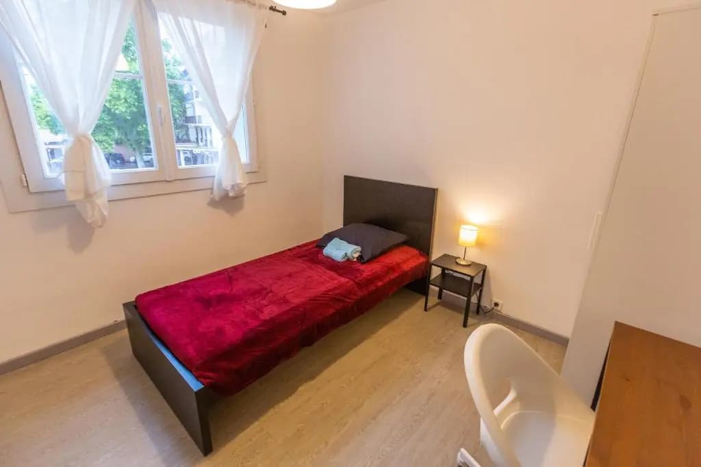 Superbe T4 renove spacieux avec stationnement libre et gratuit - Photo 2