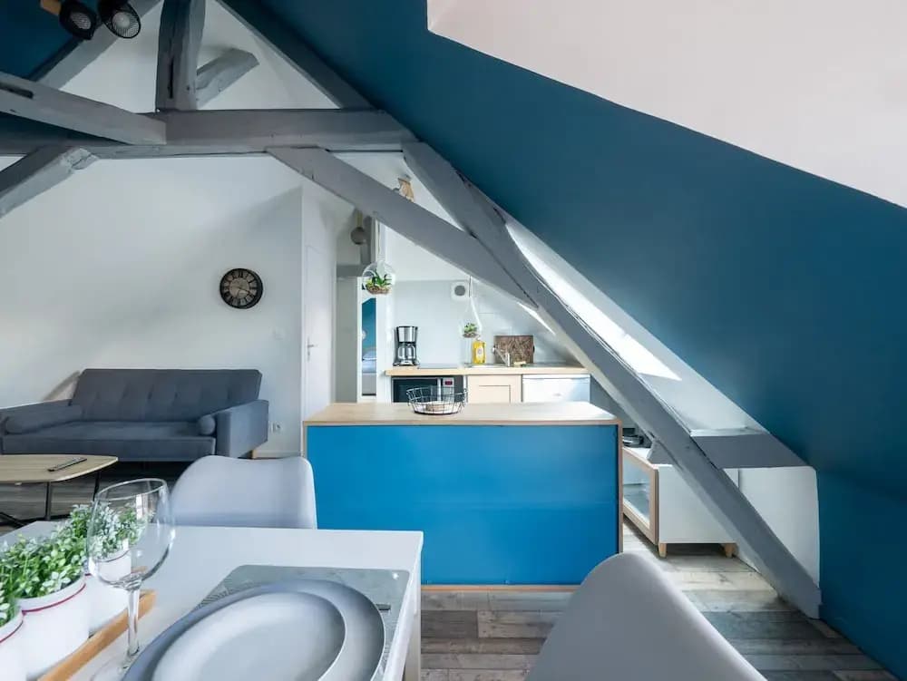 Chic Apartment Near City Center - Miniature 7