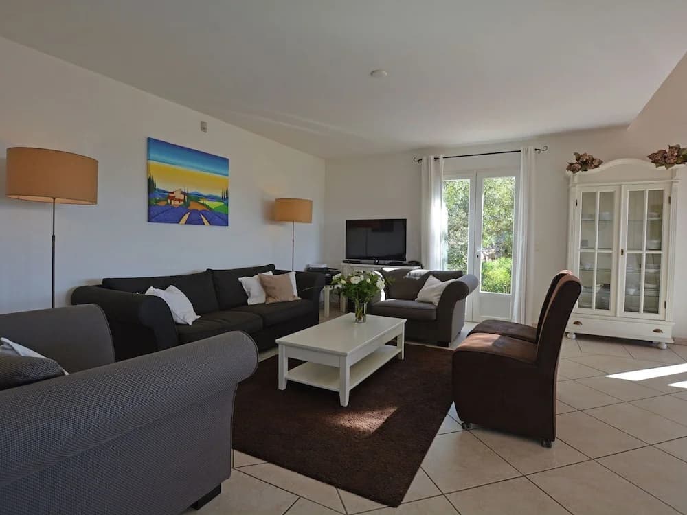 Beautiful Villa in Vidauban with Swimming Pool - Photo 4