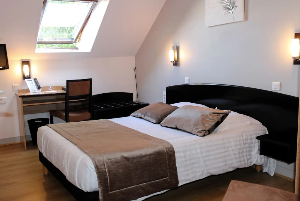 Hotel Le Bayeux - Photo 2