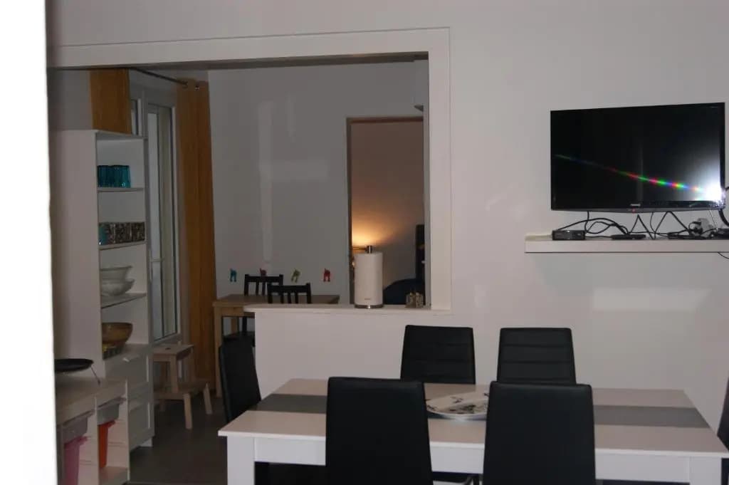 appartement individuelle refais a neuf,ds maison de maître,6 couchages dont un lit kingsize,cuisine avec lave vaisselle,ru...