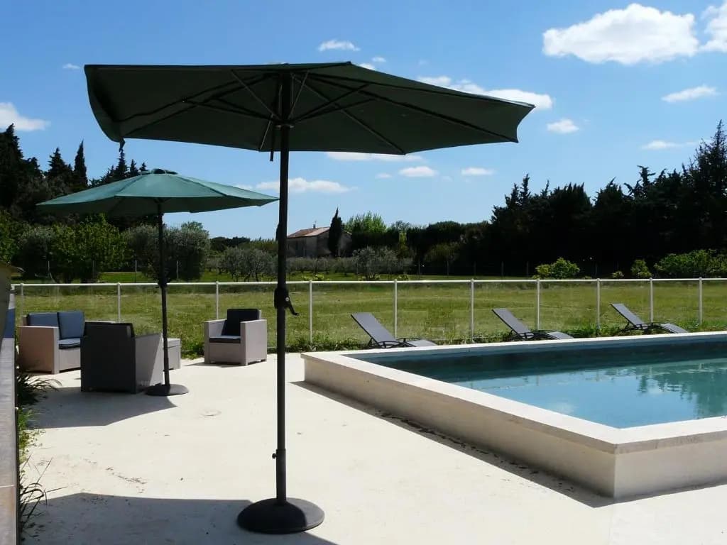Maison Familiale Climatisée avec Piscine Privée Clôturée et Grand Jardin, située à Fontvieille au cœur des Alpilles, 8 per...