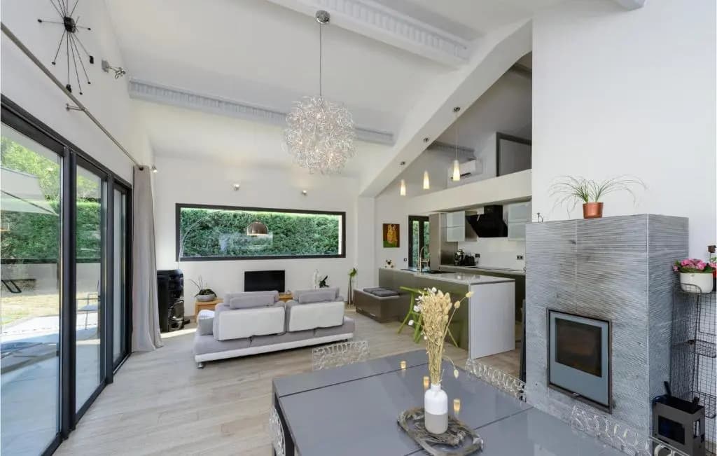 Amazing home in Rognes with 4 Bedrooms, WiFi and Outdoor swimming pool - Photo 2
