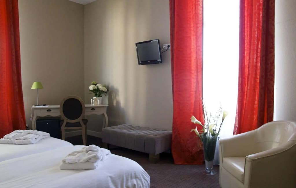 LE H - Hôtel & Restaurant - Photo 3