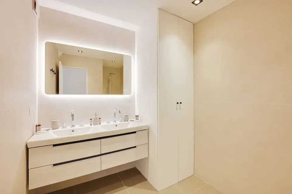 Charming Apt With AC & Balcony - Miniature 7