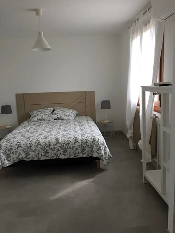 Sous la tour - Photo 2