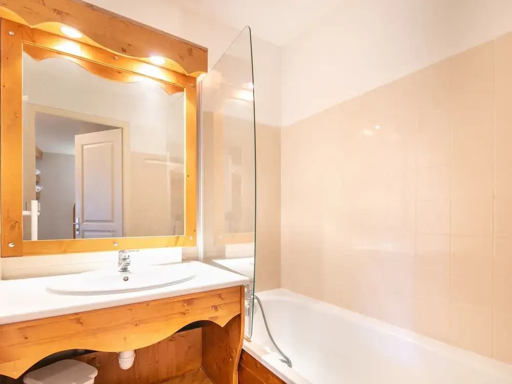 Serene Alpine Stay for 6 Guests - Miniature 7