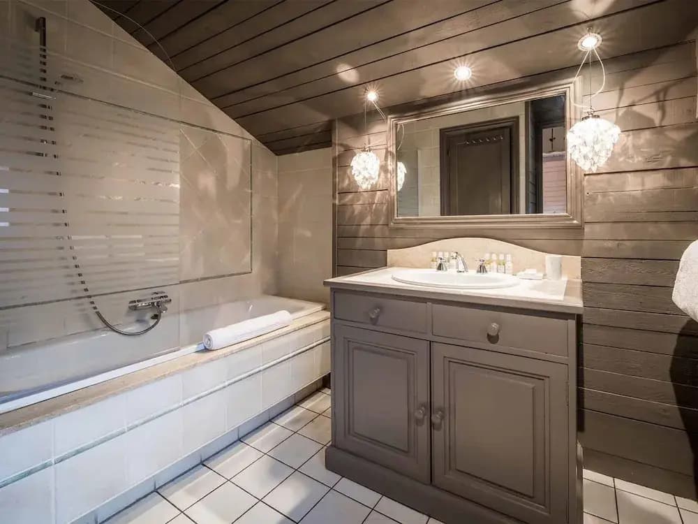 Large Chalet With Barrel Sauna and Whirlpool - Miniature 7