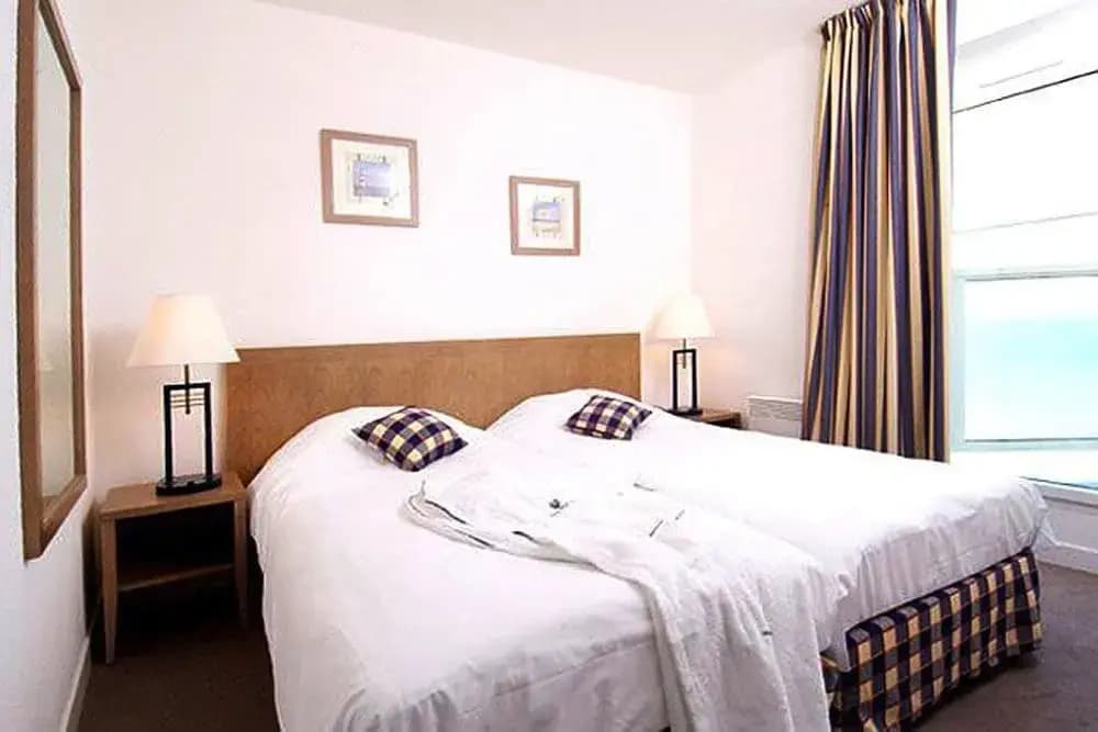 Partial Sea View Coastal Stay - Photo 1