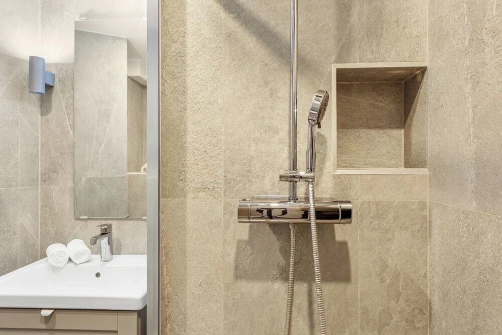 Bright Parisian 1BR by Champs - Miniature 8