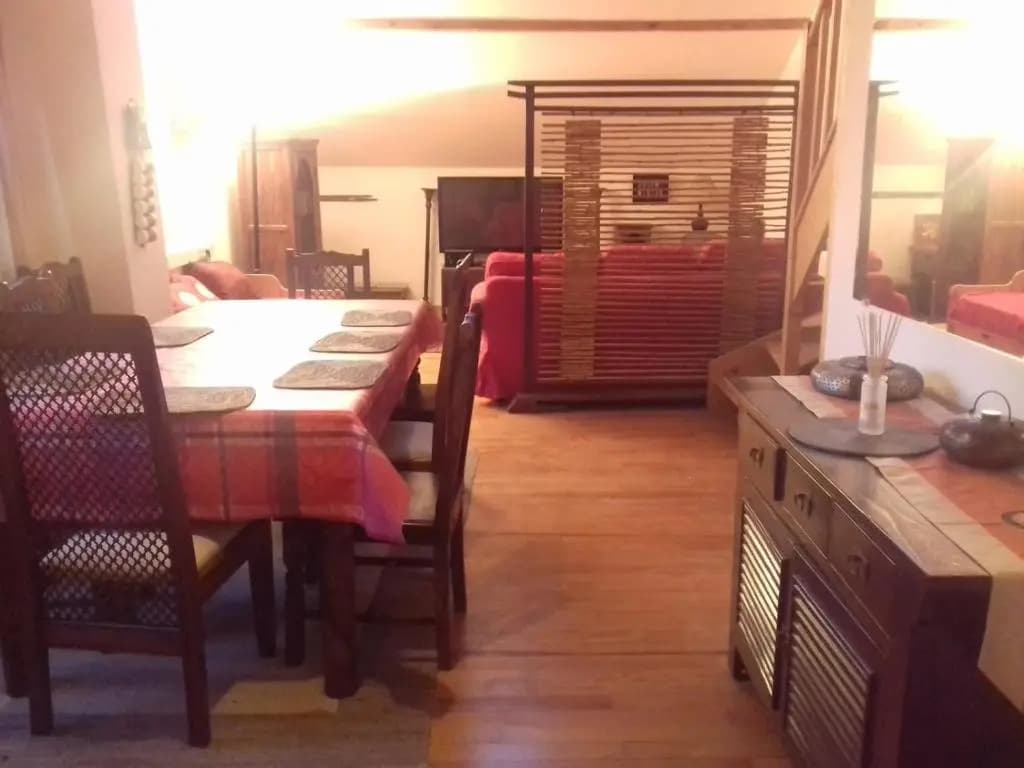 Appartement en loft 50m2 dans maison avec chambre en mezzanine et canapes lits dans salon - Miniature 6