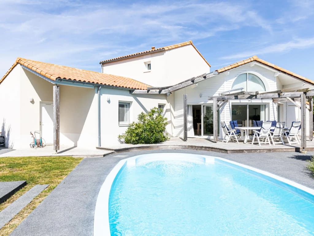 Villa in France With Private Pool & Garden - Photo 2