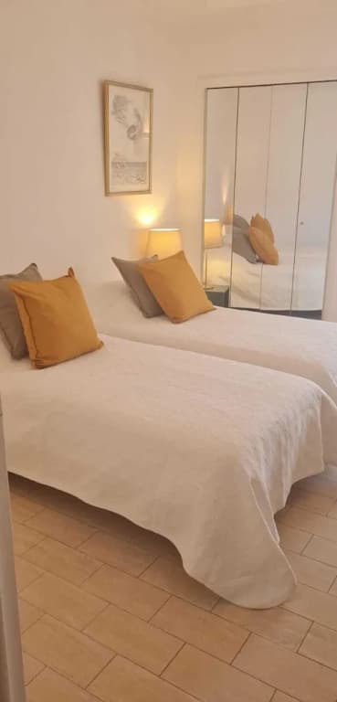 2 Bedrooms behind to the hotel Martinez - Photo 3