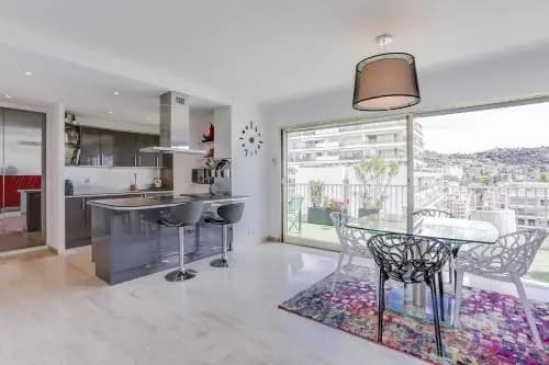 Wonderful fully renovated 2BR on the last floor. - Miniature 7