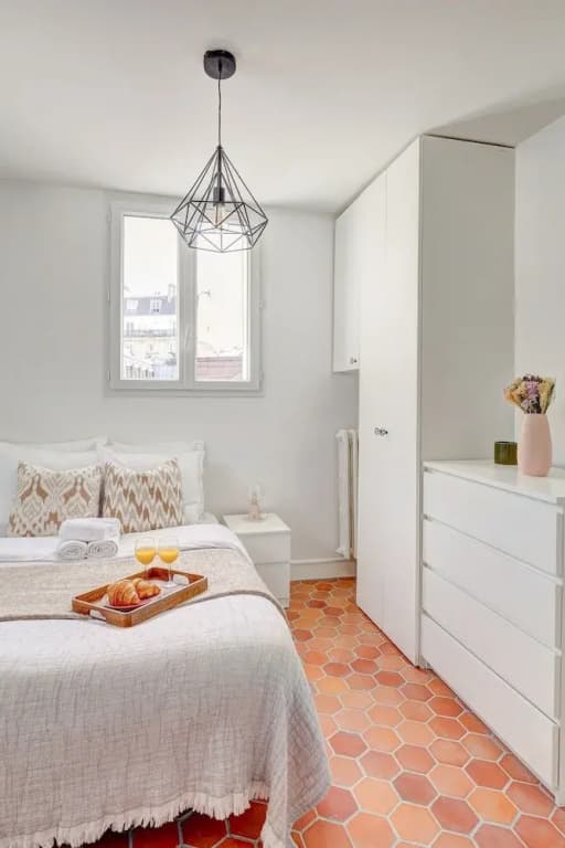 Bright 1BR Bastille Getaway - 4 Guests - Photo 5