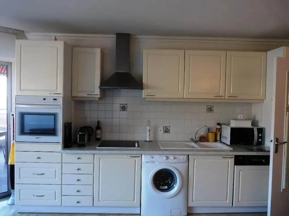 Two Bedroom Apartment Near the Beach in Cannes Terrace and Aircon - 814 - Miniature 6