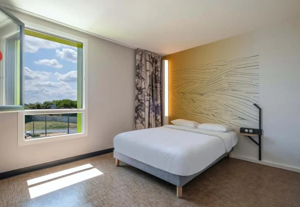B&B HOTEL Saintes - Photo 2