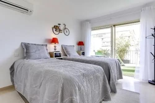 Wonderful fully renovated 2BR on the last floor. - Photo 3