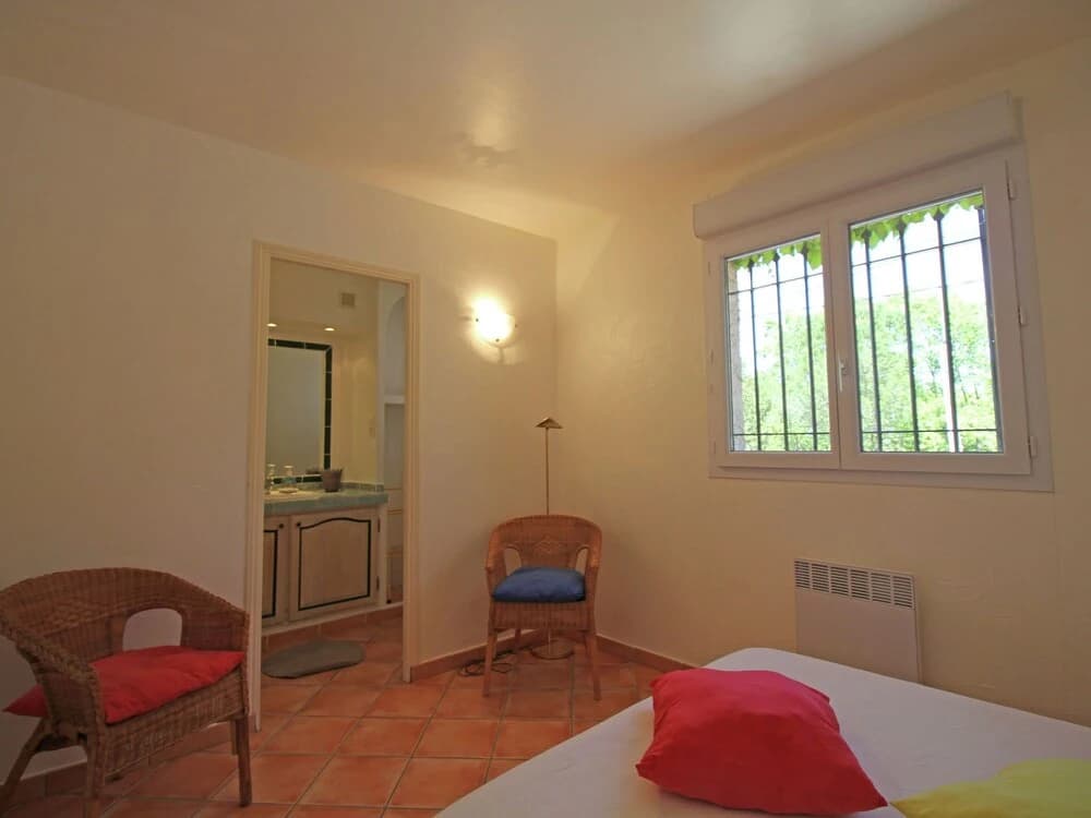 Gorgeous Villa in Bagnols-en-Foret with Swimming Pool - Photo 3