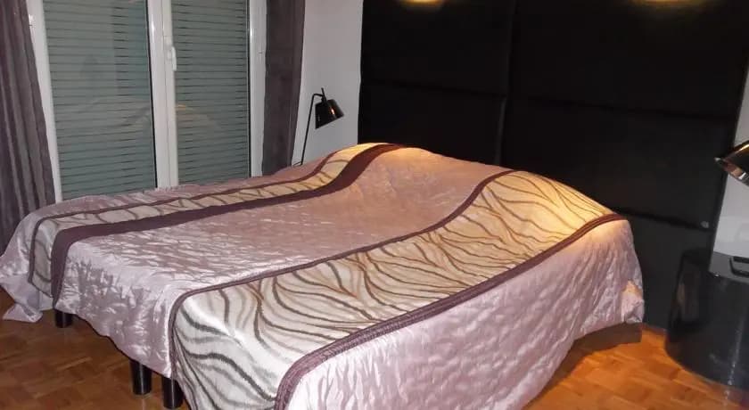 Velasquez Two Bedroom Apartment - Photo 2