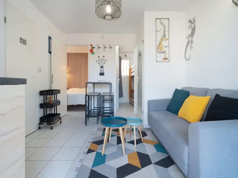 Beachside Apartment With Pool - Miniature 6