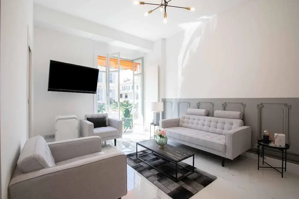 Le Magenta in Nice With 1 Bedrooms and 1 Bathrooms - Photo 2