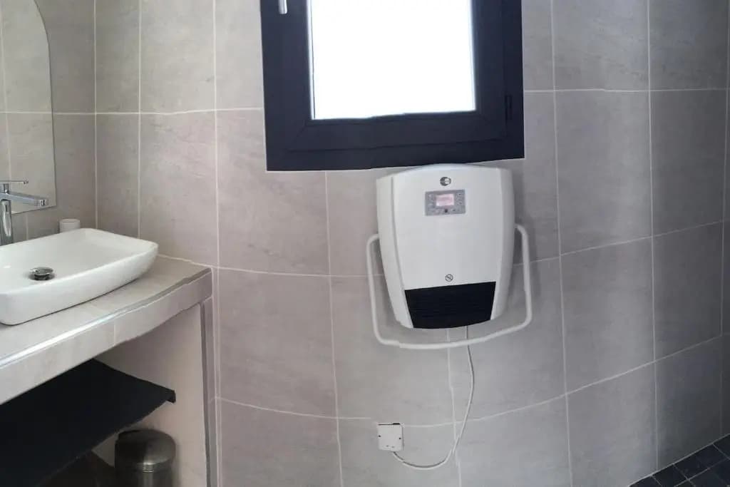 Charmante location vacances climatisée avec piscine proche de L'Isle sur la Sorgue, 8 prs 4 chambres avec salles d'eau con...