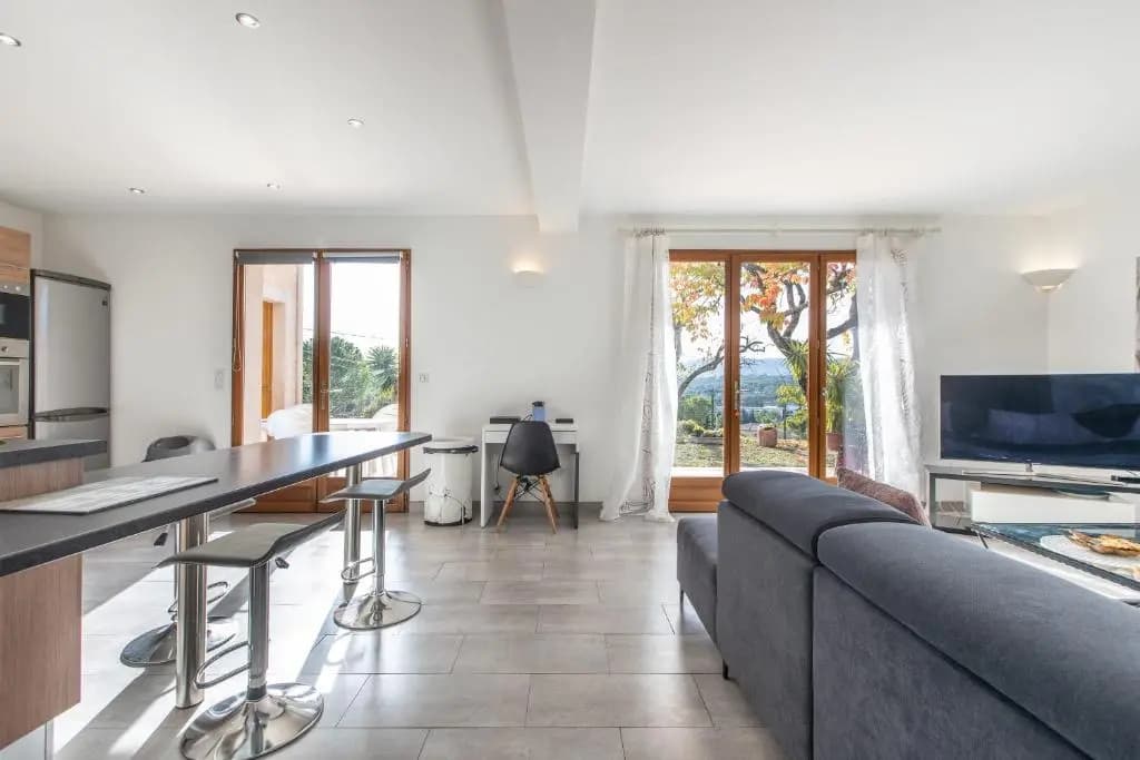 Quiet large 3-bedroom apartment with terrace, garden & incredible Mountain view - Photo 3