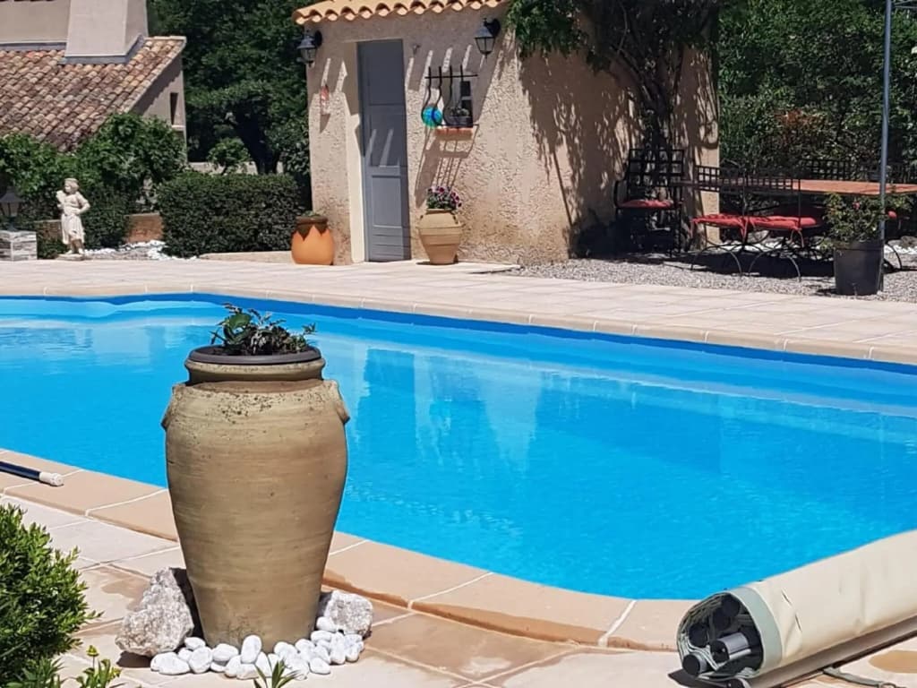 Modern Holiday Home With Private Pool - Miniature 8