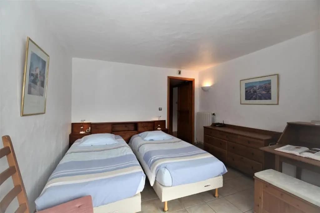 Apartment Ecureuil 200m - Living room with fireplace - Photo 3