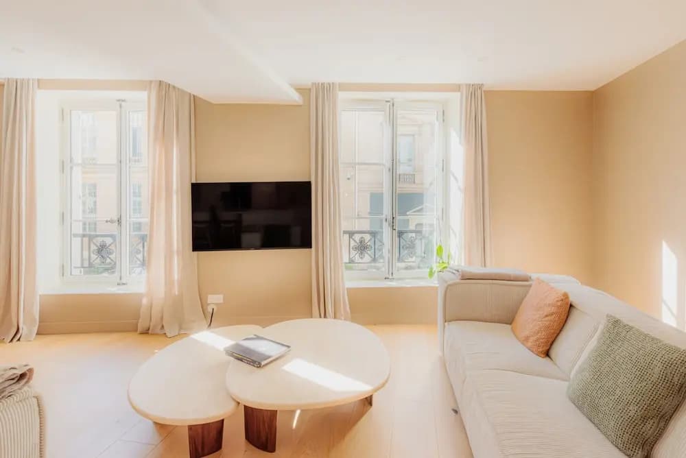 By Saint-sulpice Newly Refurbished 4 BR Apartment - Photo 3