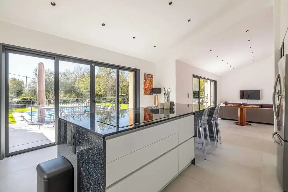 Modern Villa With Heated Pool and Garden - Miniature 6