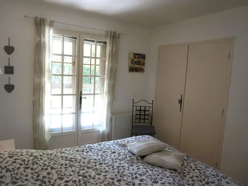 Beautiful House With Large Garden - Photo 3