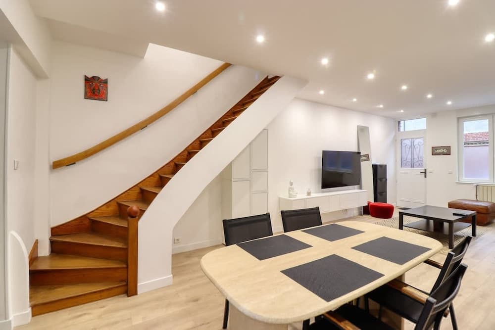 Maison Proches des Places Avec Stationnement - Photo 1