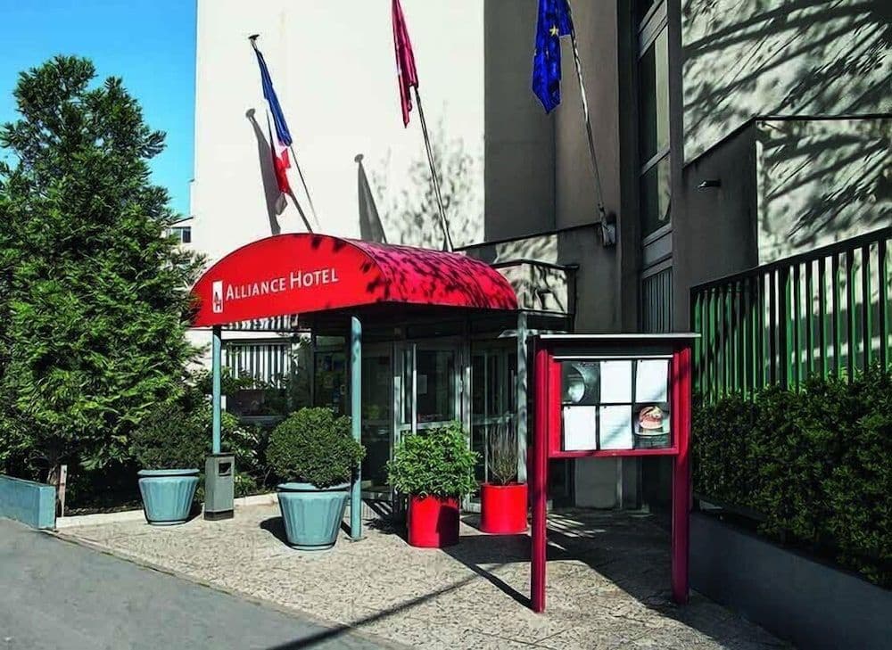 Kyriad Paris Nord Porte de Saint Ouen Hotel - Photo 1