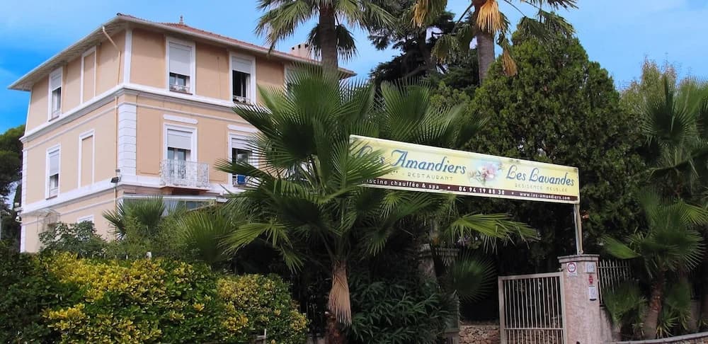 Hôtel et Studios Les Amandiers - Photo 1